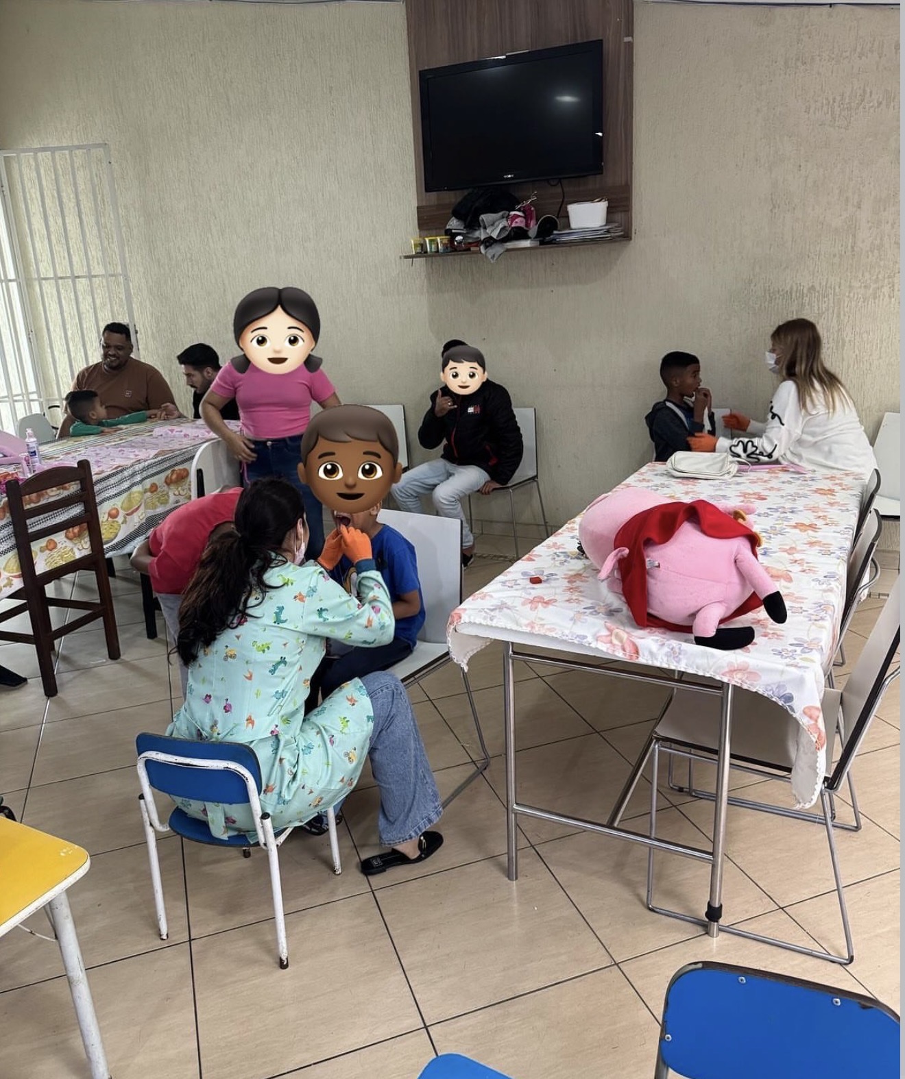 Voluntários acompanhando crianças em atividades dentro de um orfanato